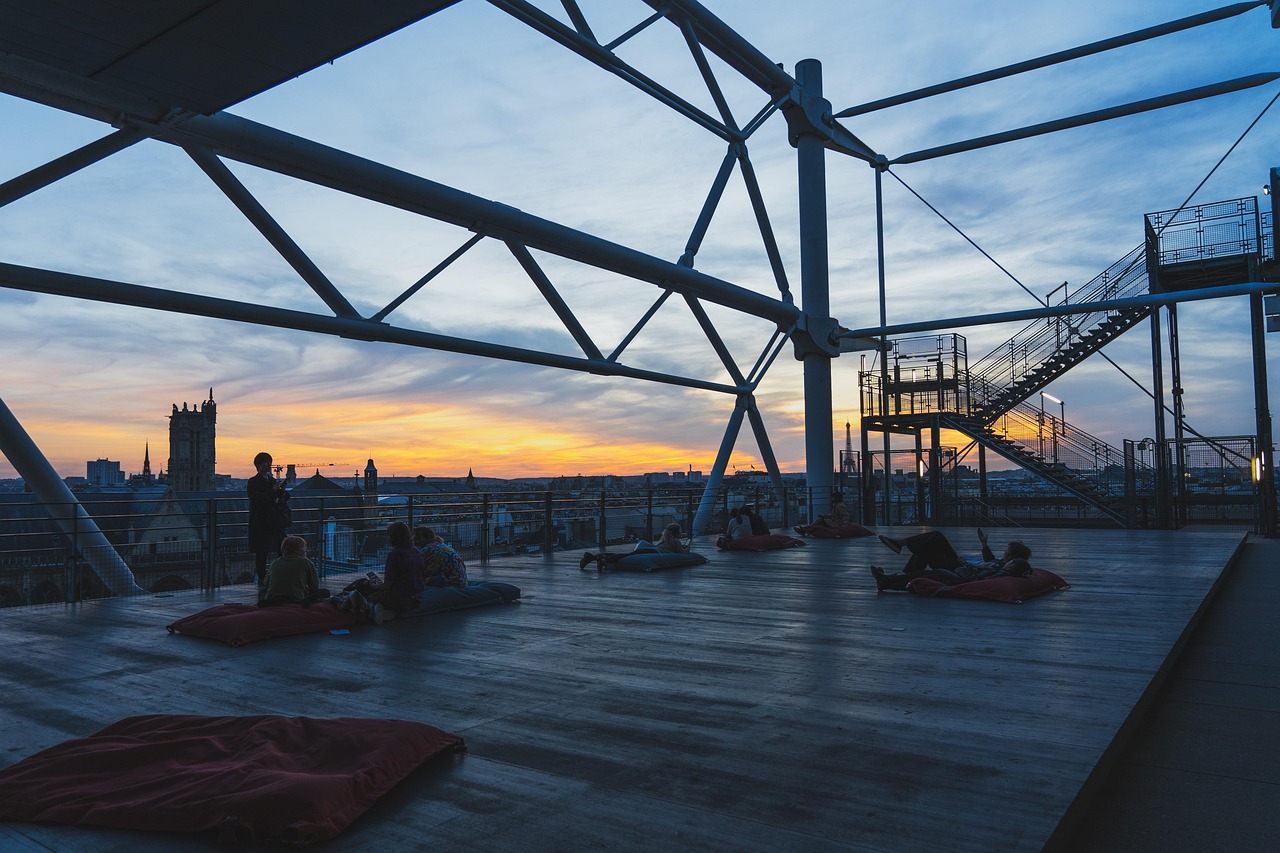 Comment construire une terrasse en bois qui résiste aux intempéries ? construction de terrasse en bois résistante aux intempéries pour un espace extérieur durable et esthétique.