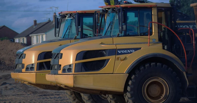 Le tombereau de chantier, ou dumper : articulé contre rigide