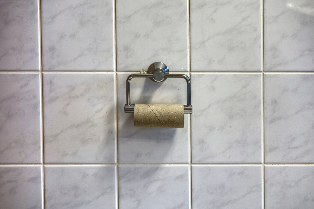 Quels revêtements muraux choisir pour une salle de bain humide ?