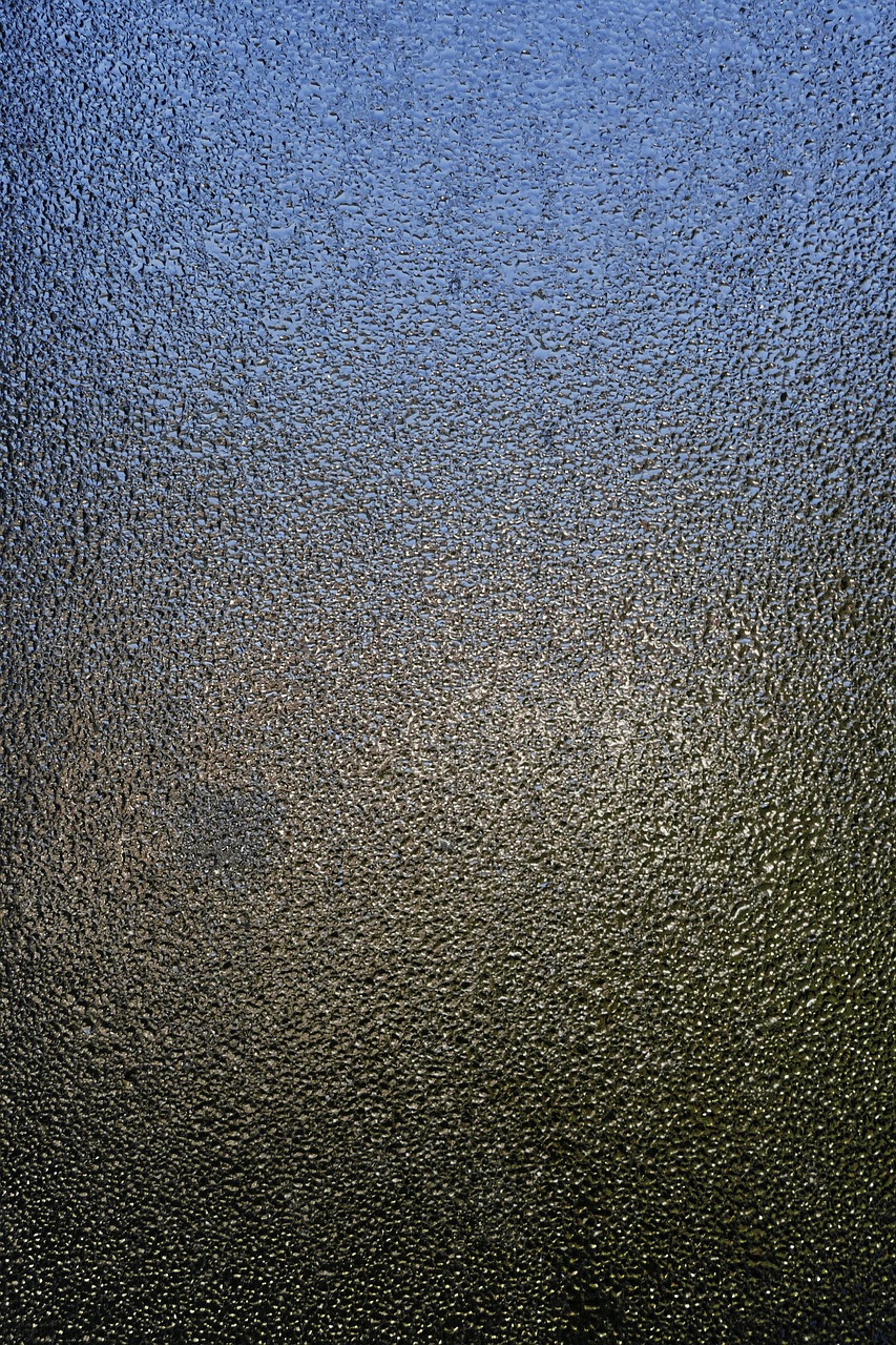 d&eacute;couvrez tout sur la condensation : causes, effets et solutions pour &eacute;viter l'humidit&eacute; et prot&eacute;ger votre habitation.